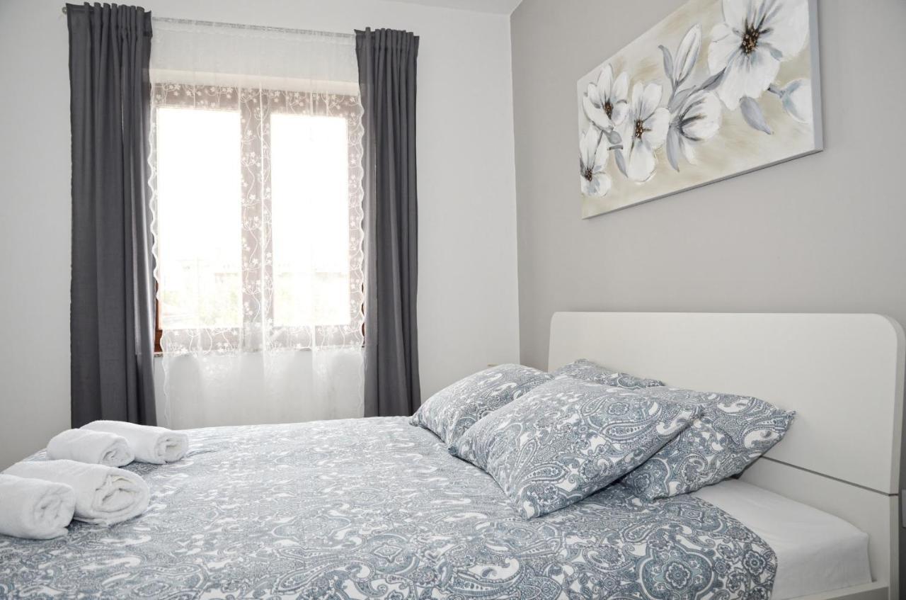 Family Friendly Apartments With A Swimming Pool Povljana, Pag - 244 Exteriér fotografie
